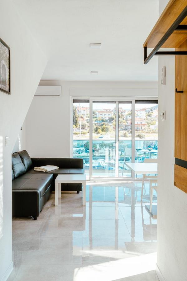 Blue Marina Apartments Bagian luar foto