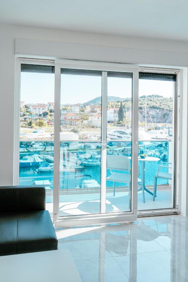 Blue Marina Apartments Bagian luar foto