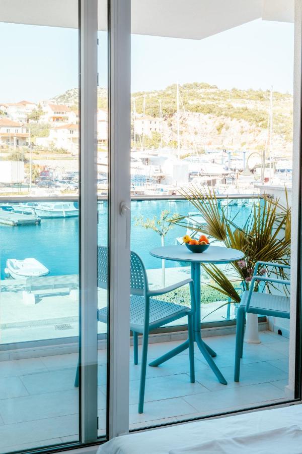 Blue Marina Apartments Bagian luar foto