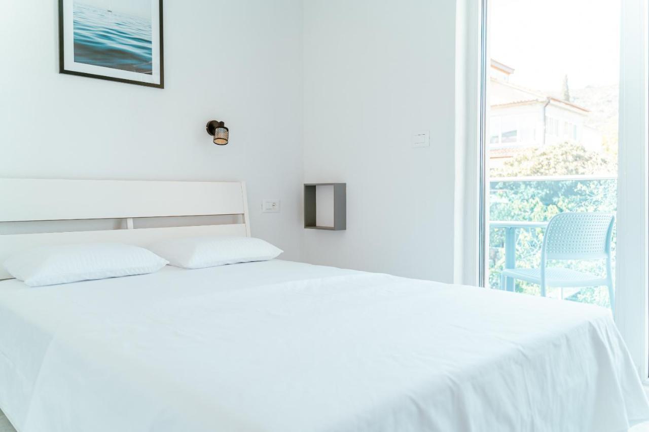 Blue Marina Apartments Bagian luar foto