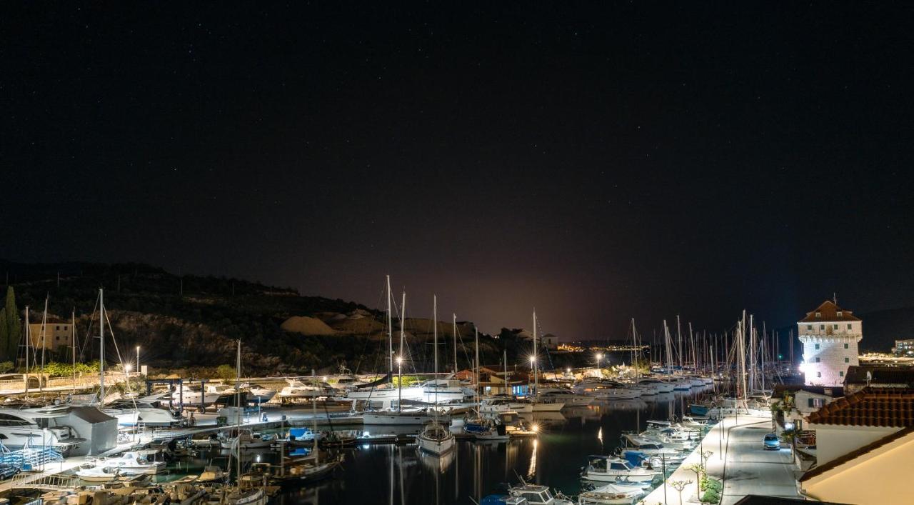 Blue Marina Apartments Bagian luar foto