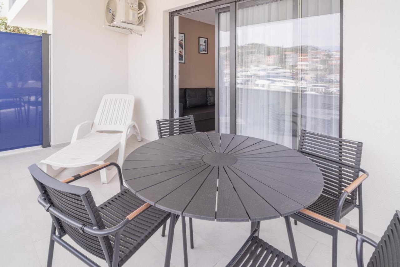 Blue Marina Apartments Bagian luar foto