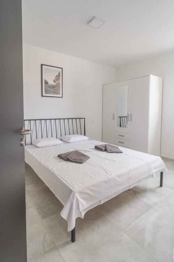 Blue Marina Apartments Bagian luar foto