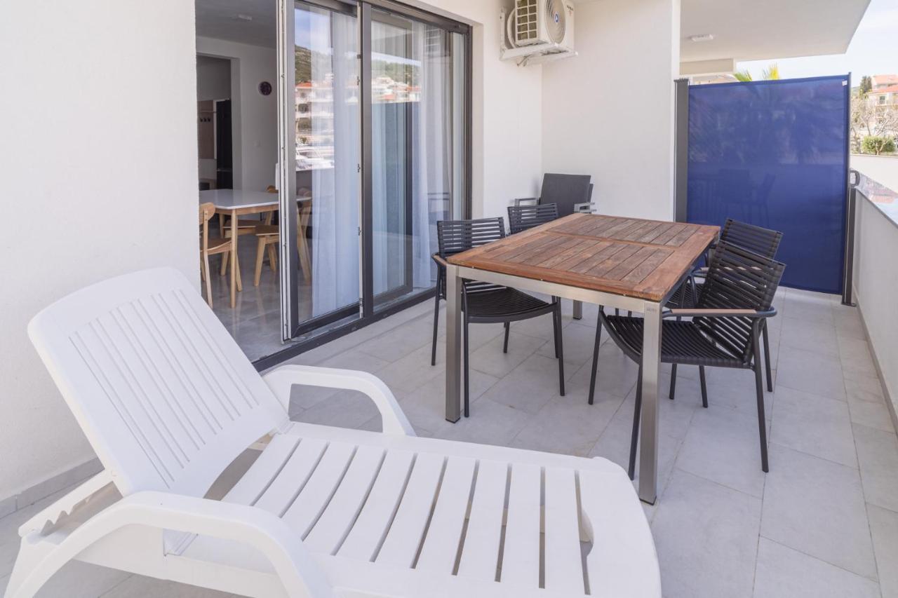 Blue Marina Apartments Bagian luar foto