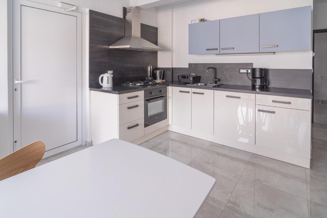 Blue Marina Apartments Bagian luar foto