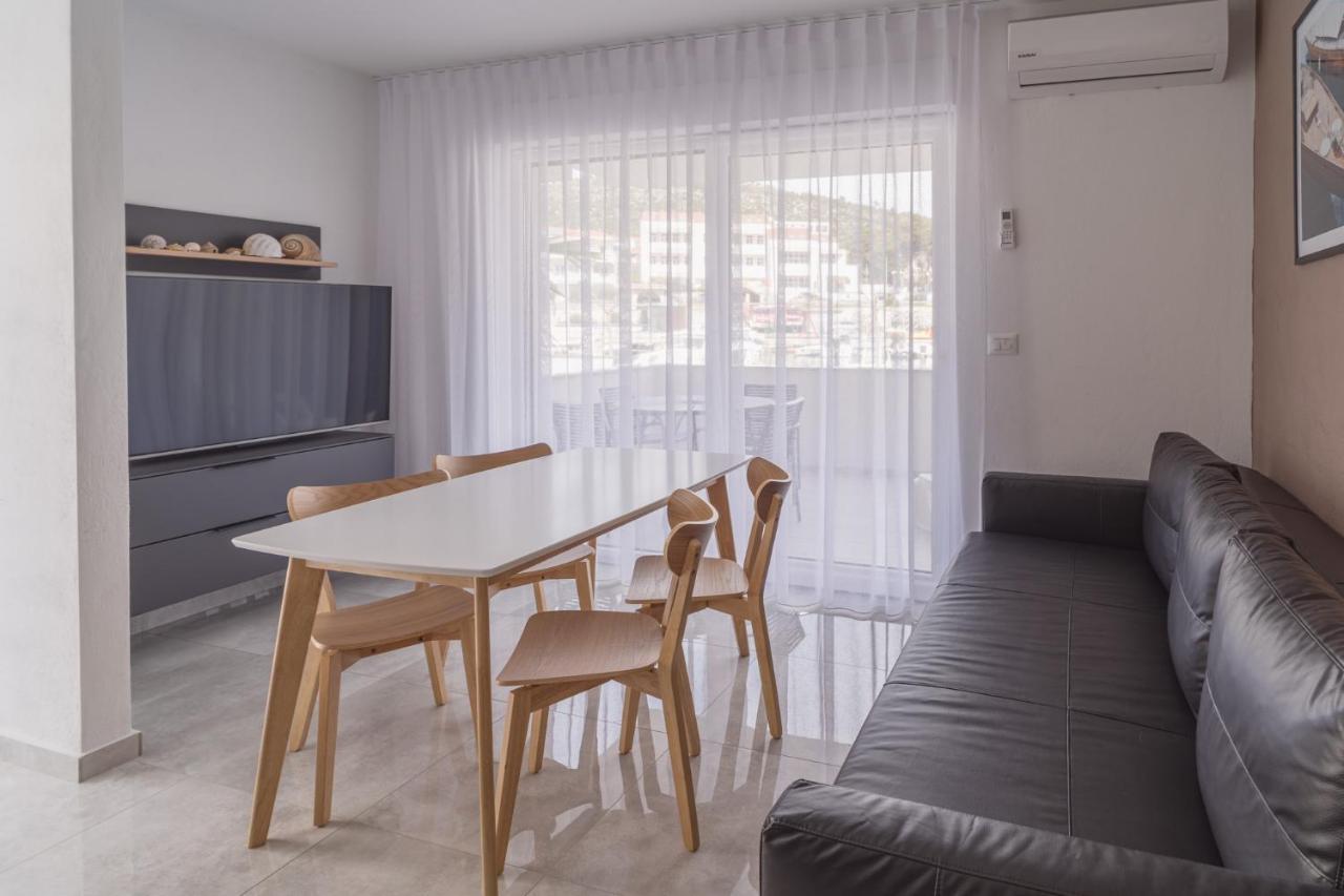 Blue Marina Apartments Bagian luar foto
