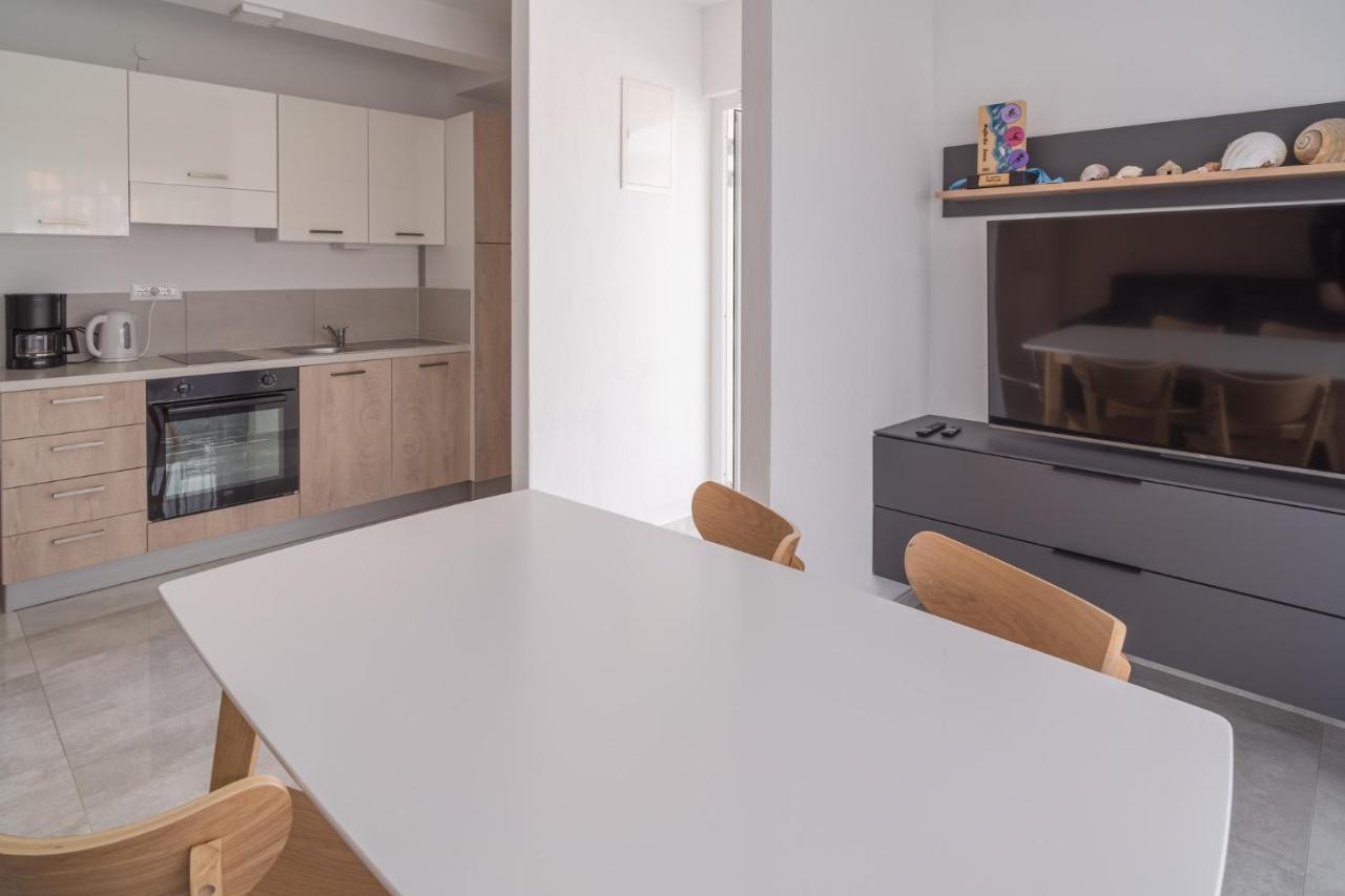 Blue Marina Apartments Bagian luar foto